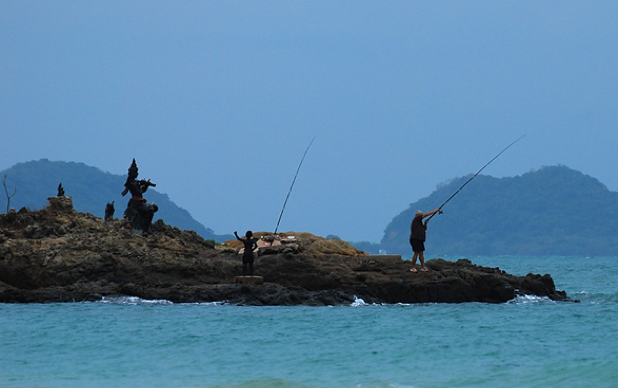 หาดน้ำใส น้ำทะเลใส ฟ้าสีคราม หาดทรายละเอียด